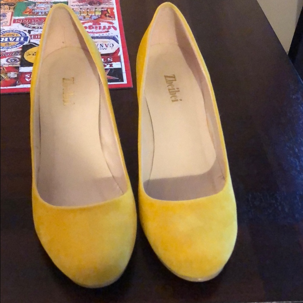Yellow velvet wedge